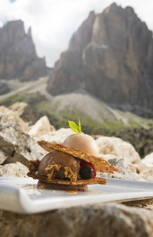 سيلفا دي فال جاردينا Passo Sella Dolomiti Mountain Resort المظهر الخارجي الصورة